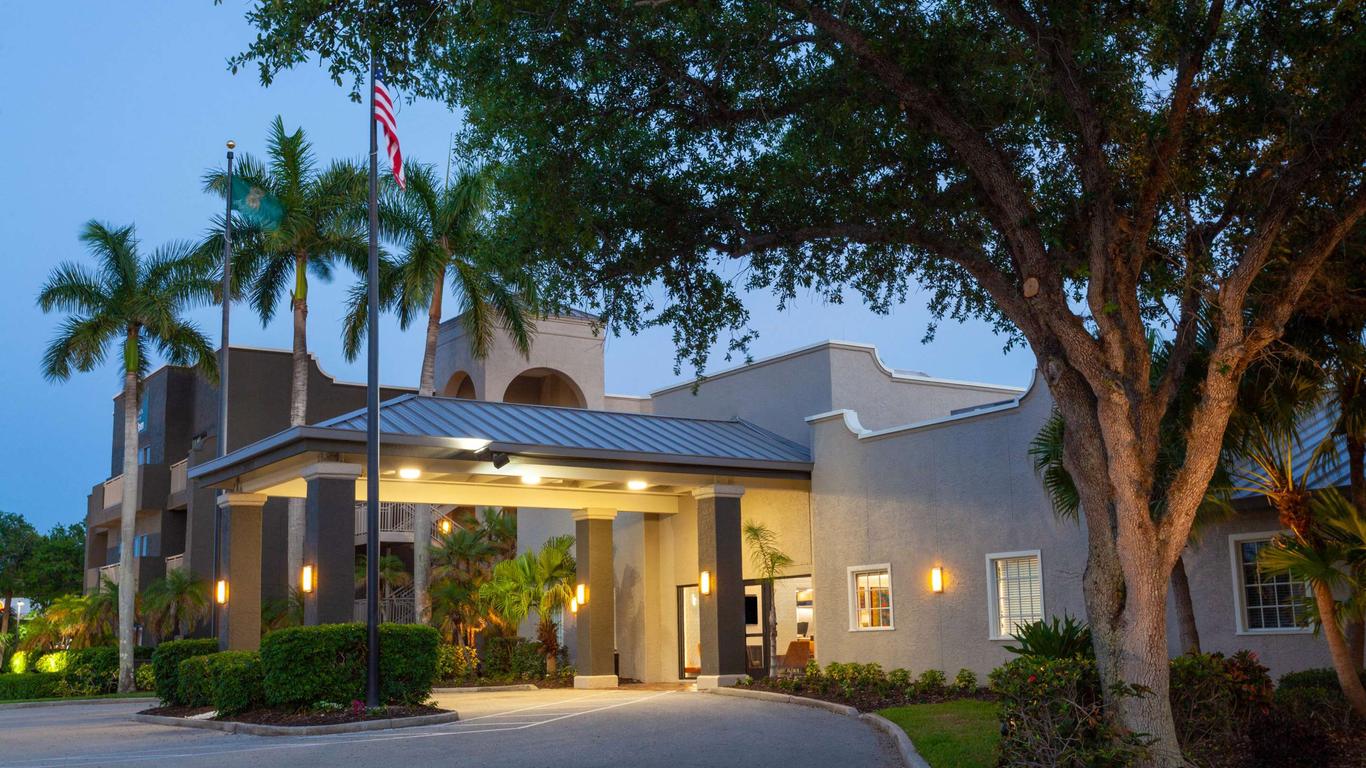 La Quinta Inn & Suites by Wyndham Ft. Myers-Sanibel Gateway
